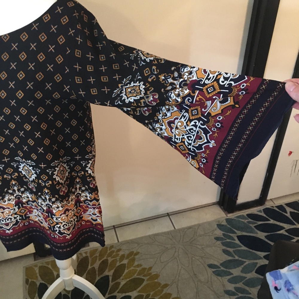 3/4 bell sleeve blouse with pattern - Picture 4 of 6
